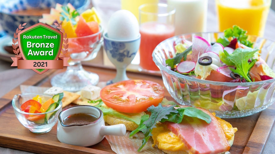 【温泉SALE】フレッシュ野菜と厚切りベーコンマフィンの朝食♪